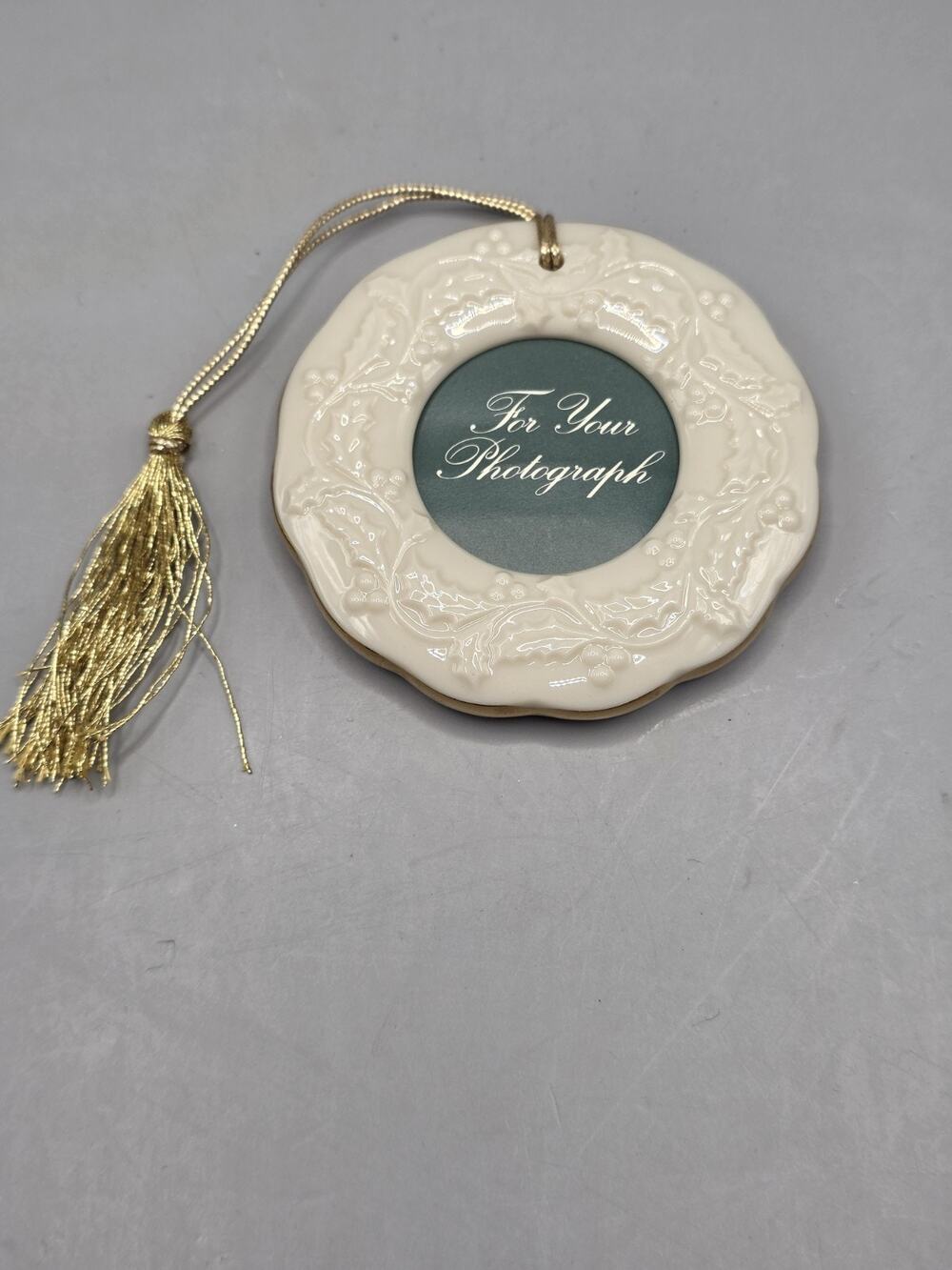 Vintage 1986 Lenox Ivory Porcelain Holly Wreath Photo Frame Christmas Ornament